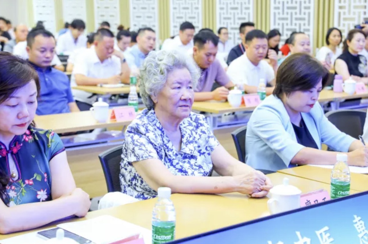 廖品正国医大师工作室传承中心落户资阳市中医医院